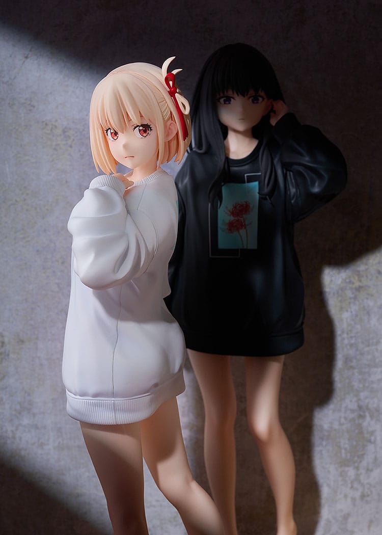 lycoris recoil chisato nishikigi oversized sweatshirt ver scale figure ()